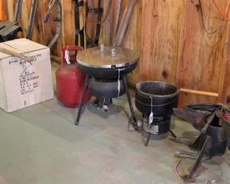 GAS COOKERS AND NEW POT WITH STRAINER