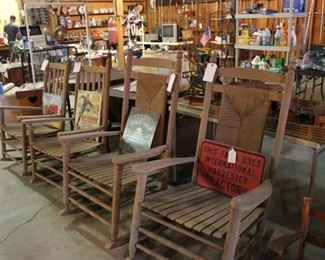 4 ROCKING CHAIRS, AND 4 SIGNS