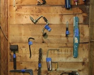 ASSORTMENT OF HAND TOOLS
