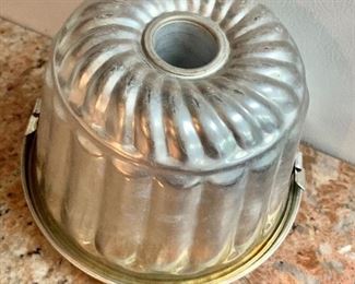 $20 - Vintage bundt cake mold; 5"H x 7 1/2" diameter