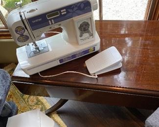 Vtg side table with wings and sewing machine 