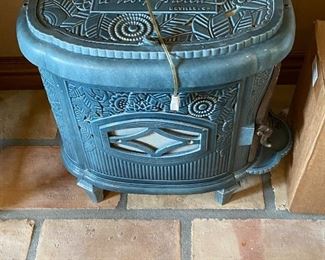 Early 20th century French oven. Broken leg but pet is present and can be glued or welded back on. Really good price!