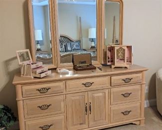 Thomasville mirrored dresser 