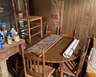 Kitchen Table with 6 Chairs and Leaf