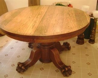 NICE EARLY 1900'S OAK ROUND TABLE WITH LARGE CLAW FEET