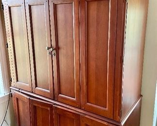 Enclosed desk cabinet/hutch
