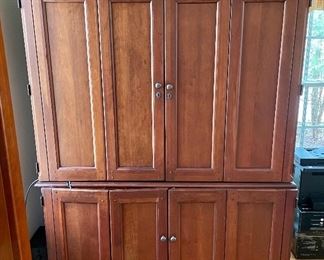 Enclosed desk cabinet/hutch