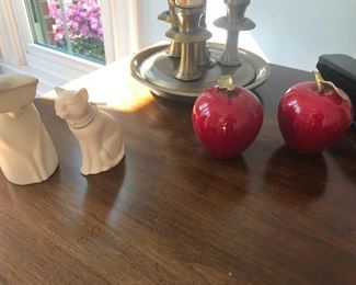 curiously large apples or curiously small cats