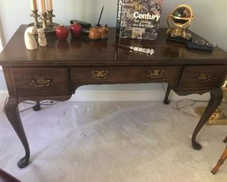 cute bow-leg desk