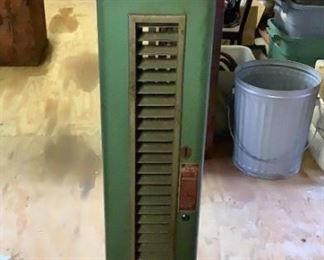 VINTAGE U-SELECT-IT CIGARETTE VENDING MACHINE
