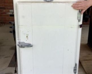 ANTIQUE FRIGIDAIRE REFRIGERATOR 