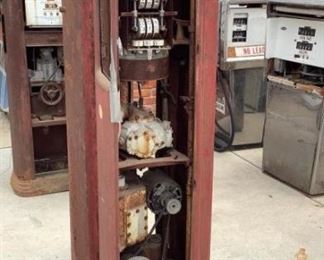 1940's BENNETT GAS PUMP