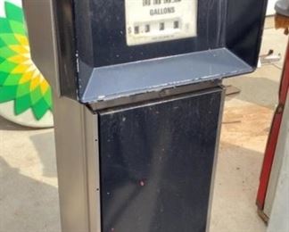 1960's GULF OIL GAS PUMP