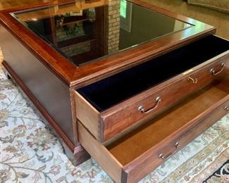 (pull-out drawer to display objects)