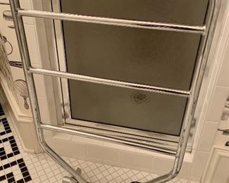 Heated towel rack
