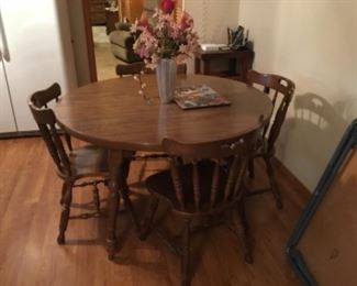 Round Table with 4 chairs 