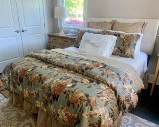 queen size bed & linens