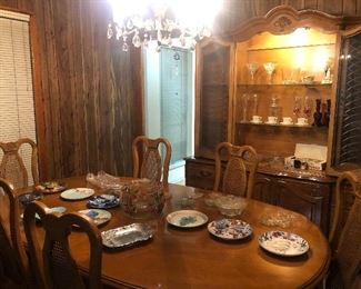 Collector plates
Gorgeous Dining table with leaf, 6 chairs, buffet and China cabinet! 