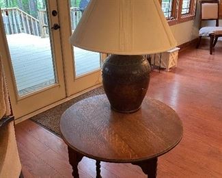 Occassional table with spindle legs, lamp