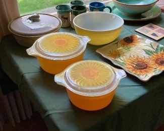 Very vintage Pyrex dishes with lids