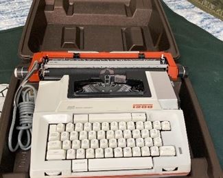 Coronamatic 1200 Electric  Typewriter