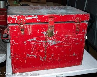 FULL GARAGE - Vintage Ice Chest