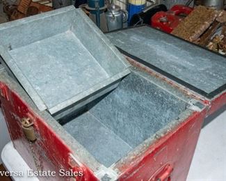 FULL GARAGE - Vintage Ice Chest