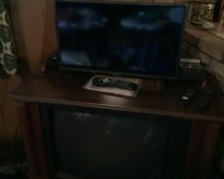 Floor model Zenith TV and Visio flatscreen TV 