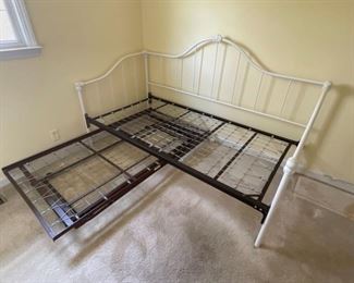 Metal framed Daybed with Trundle