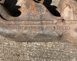 Ford D1ZE-9431-BA (Left Exhaust Manifold)