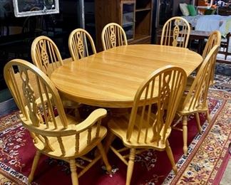 Large Solid Oak Oval Dining Room Table with 2 leaves and 8 Matching Chairs