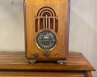 Antique, wooden "ZENITH" Long Distance Standard and Foreign Broadcast Radio, Made in USA