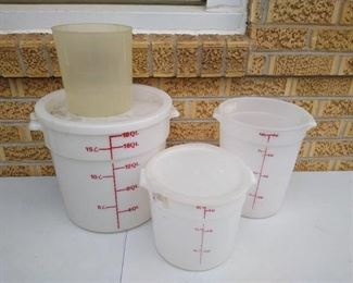 Measuring totes by liter & qt.