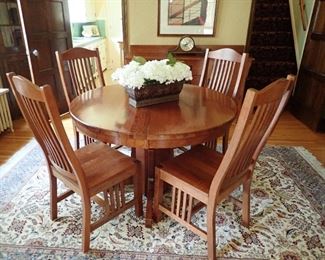 OAK ROUND TABLE W/ 2 - LEAVES - AREA RUG