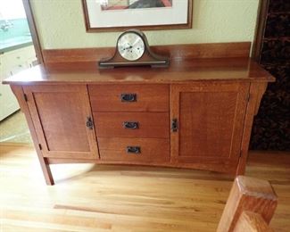 VINTAGE OAK BUFFET MISSION STYLE - LOTS OF STORAGE - DOOR & DRAWERS