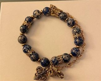 blue chain bracelet - stretch - price 5 dollars