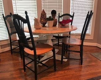 Round pedestal table with 2 leaves and 4 chairs