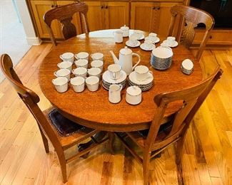 Claw Foot Oak Kitchen Table w/ Two Leaves. 6 Leather Seated Chairs. 