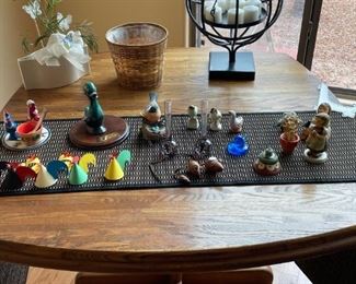 Lots of decorative objects.