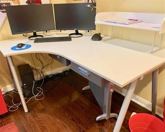155. Contemporary Corner Desk (63" x 31.5" x 47" x 30.5")