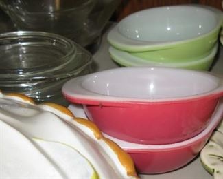 SMALL PYREX COVERED INDIVIDUAL CASSEROLE DISHES