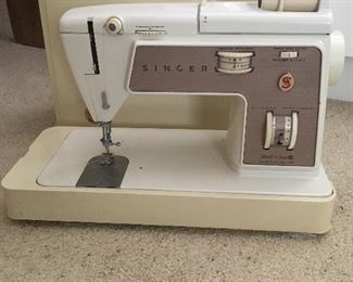  Portable Singer sewing machine
