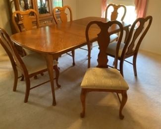 Bassett Oak Dining Table /Chairs - table and chairs clean! See final ad photos for exact measurements.