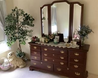 Pennsylvania House Dresser w Mirror.Clean! See final ad photos for measurements.