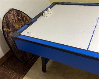 Air hockey table