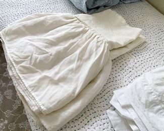 Twin Size Bed Skirt / Dust Ruffle - Linens (most from Bedside Manor), this one has some damage