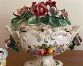 Floral decorative porcelain bowl with lid