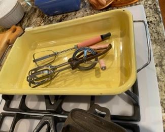 Enamel pan, vintage pink handle kitchen tools 
