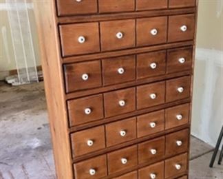 Tall dresser, chest of drawers 