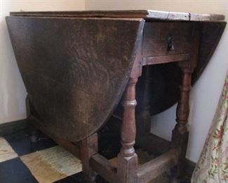 EARLY DROP LEAF TABLE